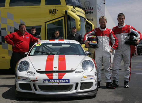 Christoffer Nygaard og Maximilan Werndl sammen med Fischer Racing teamet inden starten på 2-timers løbet.